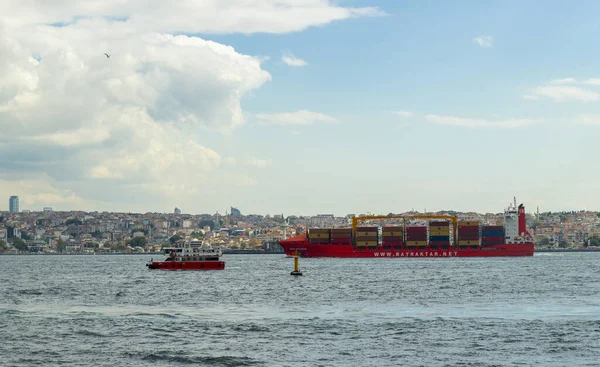 İstanbul, Türkiye - 6 Ekim 2019: Ticari kargo gemisi yüklü konteynırlar İstanbul Boğazı, İstanbul, Türkiye 'den geçiyor. İthalat, ihracat kargo ve sanayi lojistiği için arka plan.