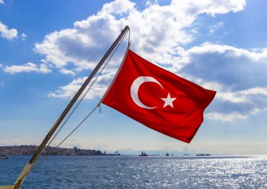 Güneşli bir günde deniz ufkunun arka planında Türkiye 'nin dalgalı bayrağını görmek