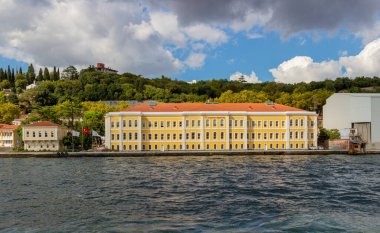 İstanbul, Türkiye - 6 Ekim 2019: İstanbul, Türkiye 'de Avrupa kıyılarında yer alan İstanbul Boğazı' ndan Galatasaray Üniversitesi