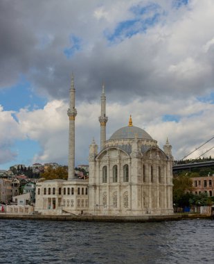 İstanbul, Türkiye - 6 Ekim 2019: İstanbul, Türkiye 'deki İstanbul Boğazı' ndan Ortakoy Camii 'nin Büyük İmparatorluk Camii' ne bakın
