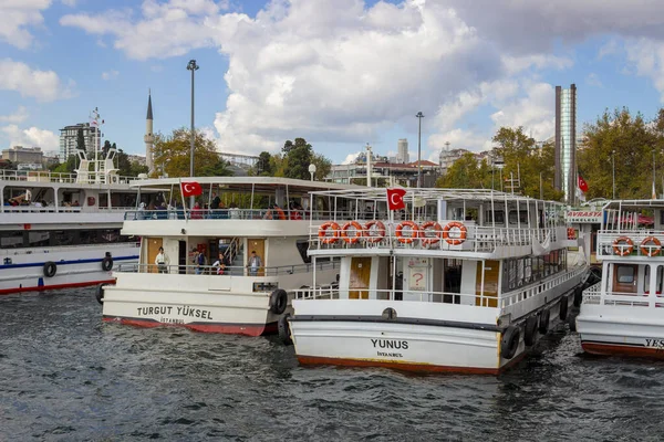 İstanbul, Türkiye - 6 Ekim 2019: İstanbul 'daki iskelede turistleri İstanbul Boğazı boyunca deniz gezileri için turist feribotları bekliyor