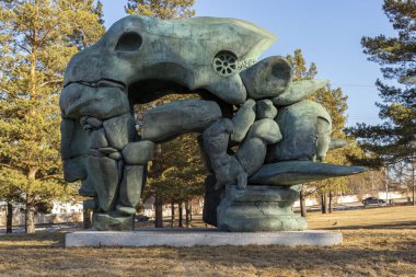 Krasnoyarsk, Rusya - 1 Nisan 2020: Ünlü Buryat heykeltraşı Dashi Namdakov 'un bronz heykeli' Dönüşüm '
