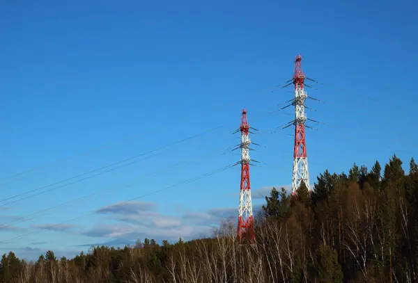 蓝天背景下的多彩的电力线 尖塔和高压线 — 图库照片