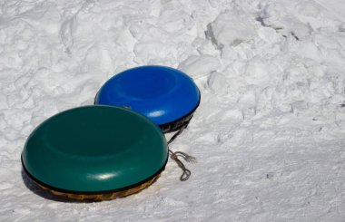 İki kar tüpünün iç borusu, tampon borusu ya da donut, kar zemininde bisküvi. Kış gezisi için slaytlı şişme kızaklar. Kış etkinliği eğlence konsepti