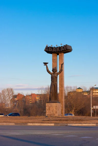 Abakan, Rusya Cumhuriyeti - 24 Mart 2020: Heykeltıraş A. Davydov 'un R257 Yenisei federal otoyolundan Abakan kentinin girişine yerleştirdiği stela' Lora 'hoş geldiniz