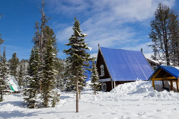 Dağlarda Kışın Dağ Kulübesinde Güneşli Bir Günde Karlı Bir Chalet — Stok fotoğraf