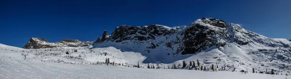 Dağ Sırasının Kış Panoramik Manzarası Uyuyan Sayan Karla Kaplı Gökkuşağı — Stok fotoğraf