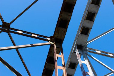 Endüstriyel arkaplan için mavi gökyüzüne karşı köprünün inşa çerçevesi