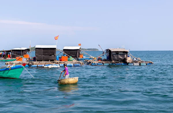 Insel Phu Quoc Vietnam März 2019 Vietnamesischer Fischer Rudert Einem — Stockfoto