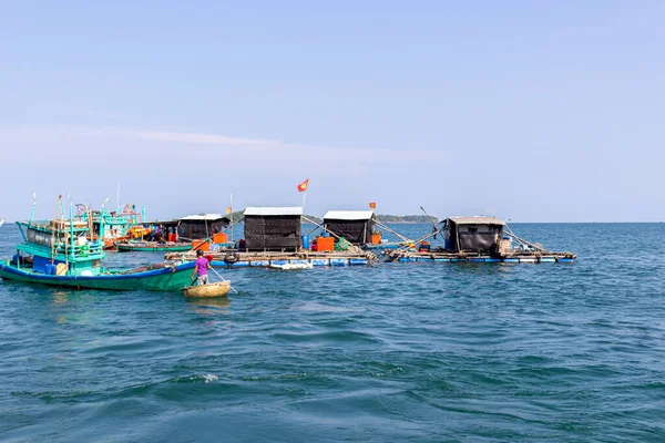 Isla Phu Quoc Vietnam Marzo 2019 Pescador Vietnamita Con Casco — Foto de Stock