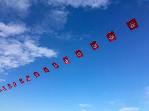 Girlanden Tunesischer Nationalflaggen Vor Strahlend Blauem Himmel — Stockfoto
