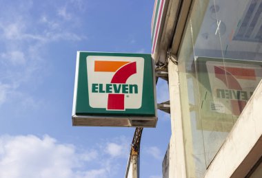 Cebu, Filipinler - 29 Eylül 2018: '711' amblemi. İmza dükkanı. Seven-Eleven uluslararası bir market zinciri. İmza dükkanı.