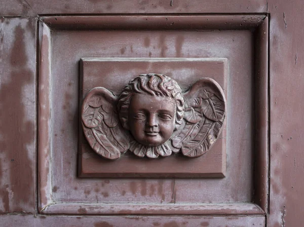 Abstraktní Anděl Starých Hnědých Dřevěných Dveřích Cherub Zdobí Dveře Katolického — Stock fotografie