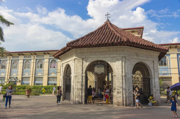 Cebu, Filipinler - 29 Eylül 2018: Cebu City, Filipinler 'de Macellan Haçı ile Şapel. Popüler turist eğlencesi. Katolik tapınağı.
