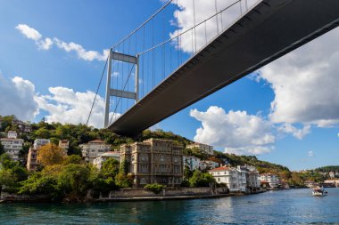 Güneşli bir günde İstanbul 'un deniz manzarası. Boğaz 'ın üzerindeki köprü. Seyahat broşürleri için arka plan.