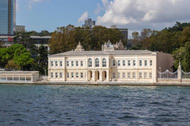 İstanbul 'un mimarisinin denizden görünüşü. Dolmabahce Sarayı 'nın kompleksinden. Boğazın Avrupa kıyısındaki Beşiktaş bölgesi. Seyahat kartpostalları için arka plan