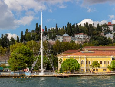 İstanbul, Türkiye - 6 Ekim 2019: İstanbul, Türkiye 'deki İstanbul Boğazı' ndan Ziya Kalkavan Meslek ve Teknik Anadolu Lisesi