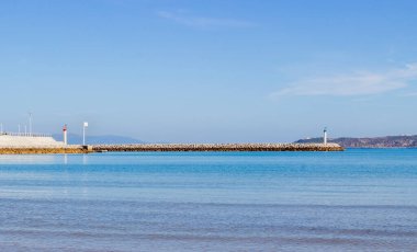 Taşlı iskele ya da küçük deniz feneri olan köstebek. Cebelitarık Boğazı manzarası. Tanca Rıhtımı, Fas.