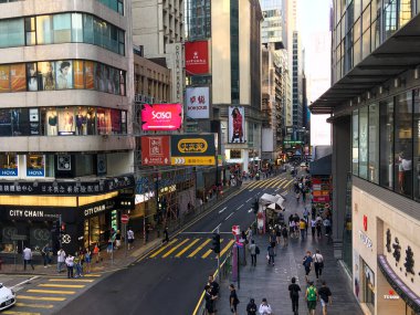 Hong Kong, Çin - 6 Ekim 2018: Hong Kong sokakları. Modern gökdelenlerin binaları üzerine renkli reklamlar.