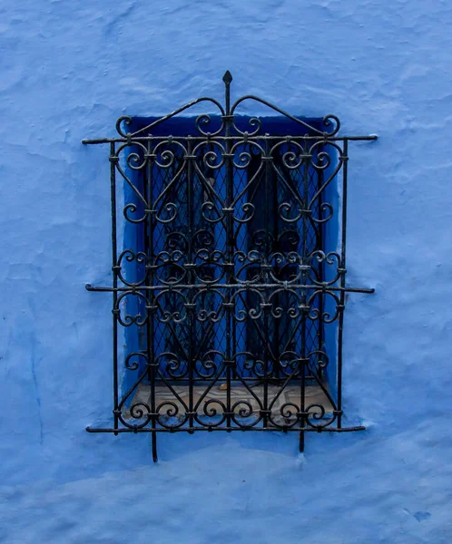 Μαροκινό Παράθυρο Διακοσμητικό Πλέγμα Μπλε Τοίχο Τυπικό Σπίτι Στην Medina — Φωτογραφία Αρχείου