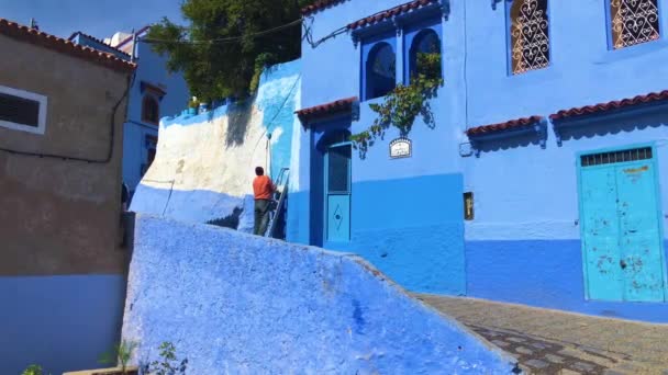 Chefchaouen Morocco Жовтня 2019 Людина Драбині Фарбує Будинок Ззовні Синьою — стокове відео