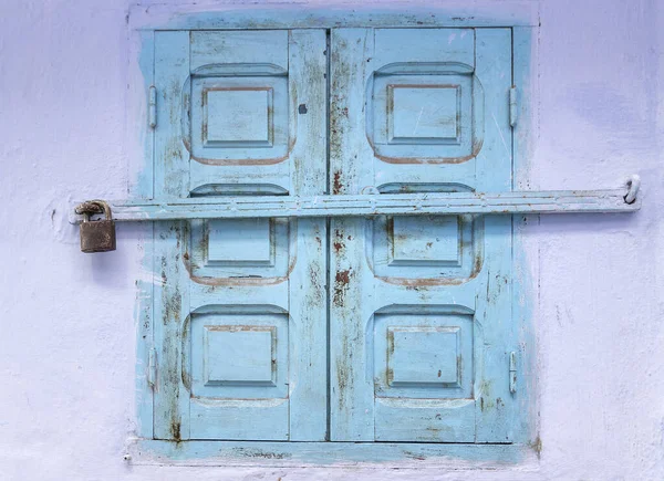 Finestra Con Persiane Legno Blu Chiuse Lucchetto Dettagli Della Casa — Foto Stock