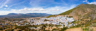 Dağlardan Fas 'ın Chefchaouen kasabasına kadar panoramik manzara. Mavi Şehir Medina 'sı. Fas 'ın kuzeyinde Rif Dağları, Afrika