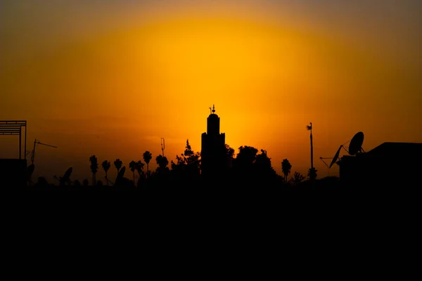 Orange Solnedgång Ovanför Minareten Moskén Kutubiyya Marrakech Svarta Silhuetter Vid — Stockfoto