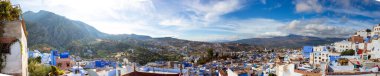Panoramik manzara Fas 'ın Chefchaouen kasabasına. Meşhur parlak mavi boyalı Medine (eski kasaba). Kuzey Fas, Afrika 'da Rif dağları ve Mavi Şehir ile Idyllic arka plan.