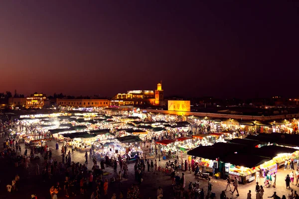 モロッコのマラケシュ 10月 2019 Jemaa Fnaaは マラケシュのメディア地区の広場と市場の場所です 低光量撮影 — ストック写真