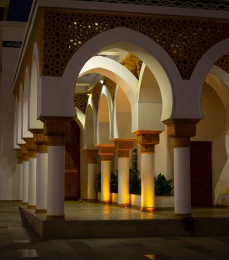 Fas 'ın Tanca limanındaki Cami' nin kemerli sütununun ön cephesi. Sütunları olan dış bina. Müslüman akşam namazı vakti