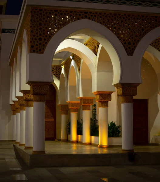 Fas 'ın Tanca limanındaki Cami' nin kemerli sütununun ön cephesi. Sütunları olan dış bina. Müslüman akşam namazı vakti