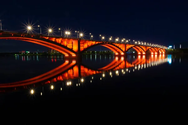 Kommunális Híd Yenisei Folyó Felett Krasznojarszkban Oroszországban Tükröződés Piros Megvilágítás — Stock Fotó