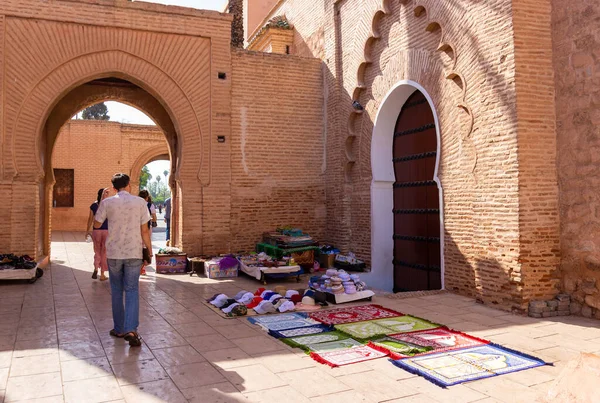 マラケシュ モロッコ 10月 2019 クトゥビヤモスク マラケシュの壁にストリート取引 販売のためのイスラム教徒の祈りラグ — ストック写真