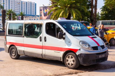 Tunus, Tunus - 29 Ekim 2019: Limuzin Tunus 'ta bir minibüs paylaşımı taksisidir. Büyük şehirler arasında kırmızı çizgili minibüsler dolaşır. Toplu taşıma