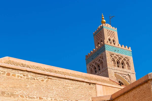 モロッコのマラケシュにあるクトゥビア モスクのテラコッタの壁とミナレット コピースペースと青空に対する東洋の建築 旅行はがき — ストック写真