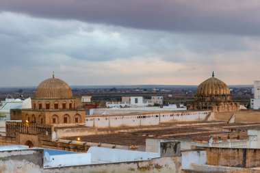 Kairouan, Tunus 'taki Büyük Cami' nin antik kubbelerinin çatısından akşam manzarası