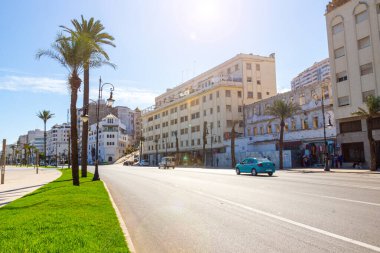 Tangier, Fas - 17 Ekim 2019: Güneşli bir günde Fas 'ın Tanca kentinde Muhammed VI bulvarı ile şehir silüeti