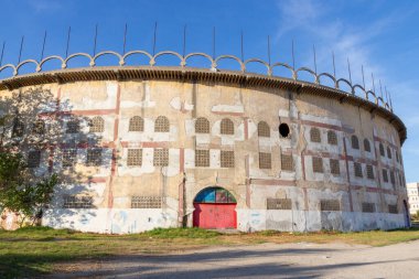 Tanca, Fas - 17 Ekim 2019: Fas Plaza de Toros olarak da bilinen Tanca 'nın kapalı boks ringinin dışı. Tanca 'nın tarihsel mirasının önemli bir parçası.