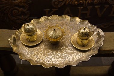 İstanbul, Türkiye - 30 Ekim 2019: İstanbul gece kafesinde tepside iki geleneksel metal kahve fincanı. Süslü çay çifti ve şeker kasesi