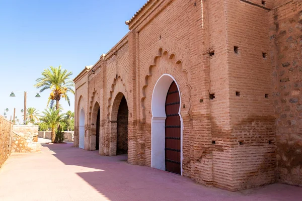 クトゥビヤ モスクの壁の一部で アーチや門 マラケシュ モロッコで装飾されている — ストック写真