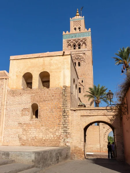 Minaret Część Budynku Murowego Meczetu Koutoubia Ozdobionego Łukiem Marrakeszu Maroko — Zdjęcie stockowe