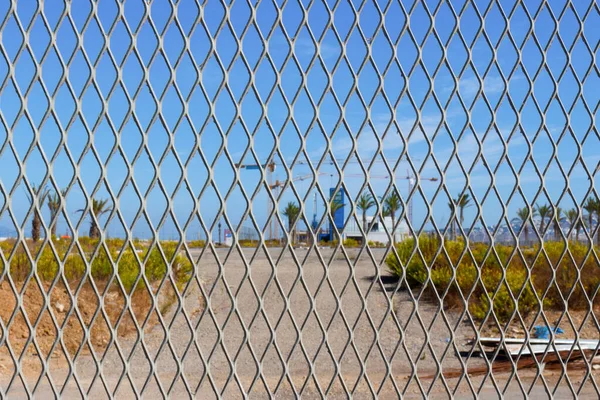 View Steel Enclosing Grate Blurred Cityscape Iron Mesh Background Tropical — Stock Photo, Image