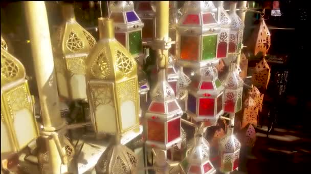 Марокканские Традиционные Фонари Раскачивающиеся Ветру Арабские Лампы Рынке Марракеше Марокко — стоковое видео