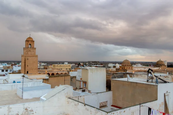 突尼斯Kairouan大清真寺圆顶古代梅迪纳和Minaret白色屋顶的夜景 — 图库照片