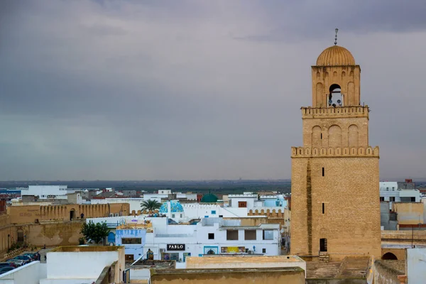 2019年10月28日 突尼斯凯鲁万 凯鲁万大清真寺和突尼斯古代梅迪纳区白色屋顶的夜景 — 图库照片