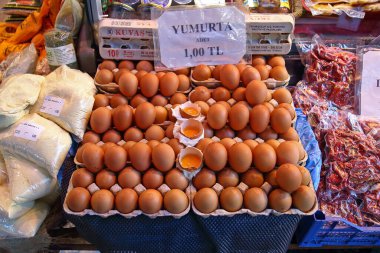 İstanbul, Türkiye - 10 Ekim 2019: Sokak pazarında yarım yumurtalı tavuk yumurtası