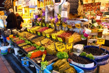 İstanbul, Türkiye - 10 Ekim 2019: İstanbul 'da sokak pazarında marine edilmiş zeytin çeşitliliği