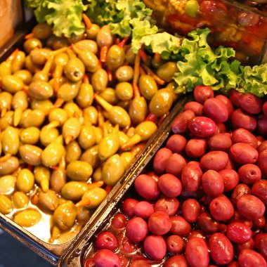 Markette marine edilmiş zeytin. Seçici odak