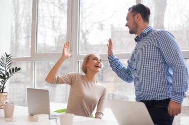 Üç kişilik bir ekip şık bir stüdyoda çalışıyor.